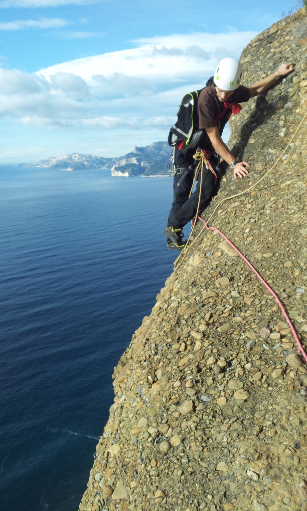 La longueur de 6b en poudingue avec vue sur les Calanques pour l'assureur. Grandes voies.