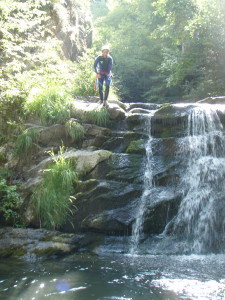 saut d'une cascade en canyoning . canyoning à Nice